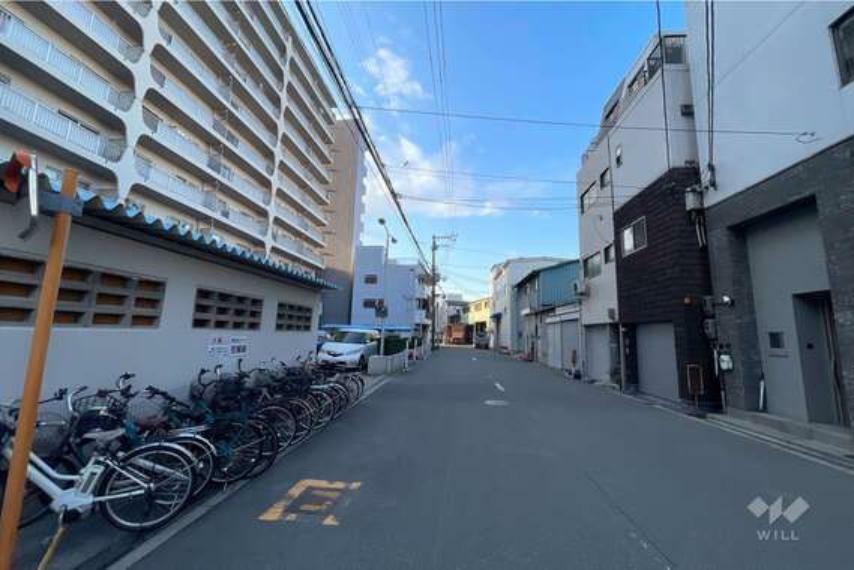 敷地北西側の前面道路（北東側から）。車通りはそこまで多くなく、静かな住宅街です。