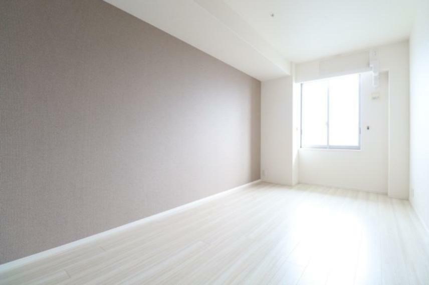 【洋室】約8帖、ウォークインクローゼット付きの洋室！白を基調とした明るい雰囲気のお部屋です