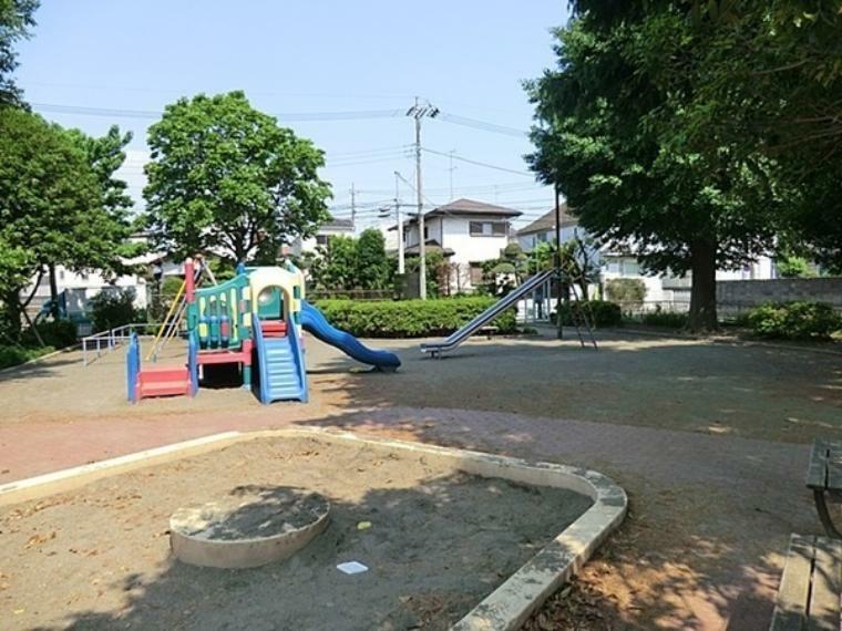 高田第四公園 遊具のエリアと広場のエリアが分けられていて安心して遊べます。小さな子供向けのカラフルなコンビネーション遊具があります。