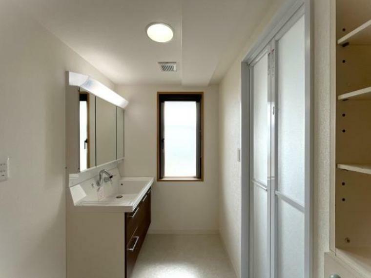 洗面所も大きな窓で明るい空間になっています。