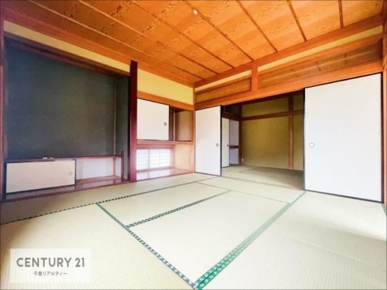 タタミの香りが安らぎを与える、リラックス空間。窓も大きく開放感のある和室となっております。日本人の心感じる「和」の空間。