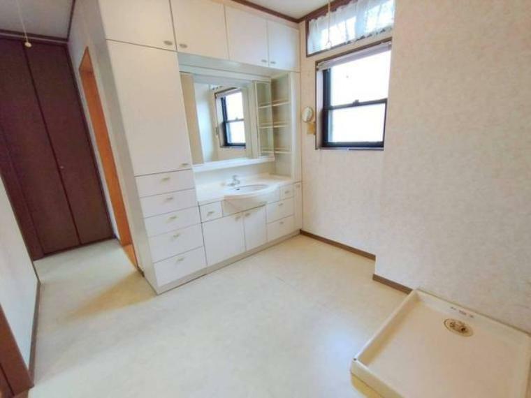 2階洗面室には物入2か所あり。ぜひ空間の広さもご確認ください。