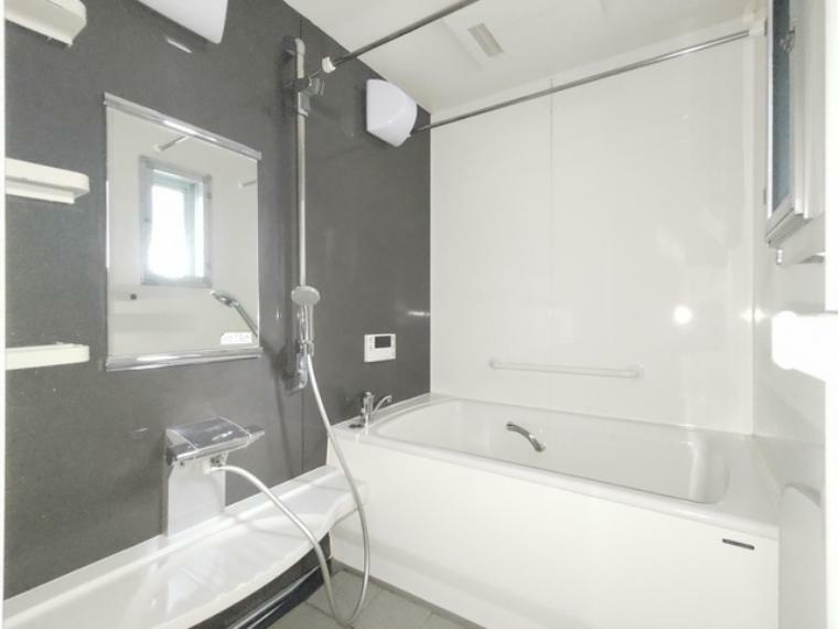 2014年にリフォームされた換気窓付きの浴室。<BR/>便利な浴室暖房乾燥機付き！