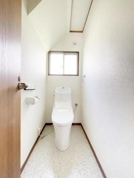 （トイレ）衛生的な温水洗浄便座です！小窓がついているので、日中は電気を付けなくても明るく空間に*