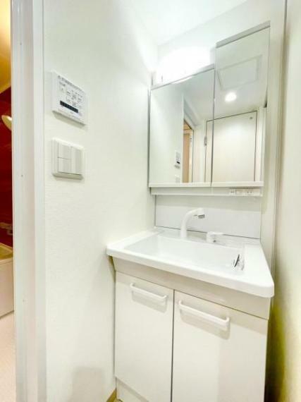 三面鏡の付いた洗面化粧台は、鏡面裏側にも機能的な収納を配置。普段使いの洗面小物やスキンケア用品などが衛生的に保管できます。