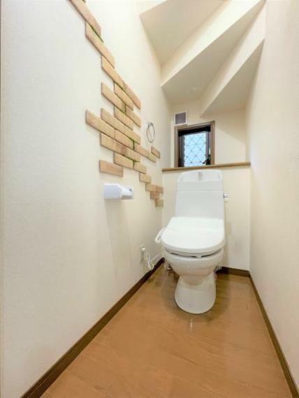 【リフォーム済】トイレは1、2階とも温水洗浄機能付きに新品交換しました。キズや汚れが付きにくい加工が施してあるのでお手入れが簡単です。直接肌に触れるトイレは新品が嬉しいですよね。