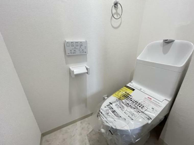【リフォーム済】トイレはTOTO製の温水洗浄機能付きの便器に新品交換致しました。