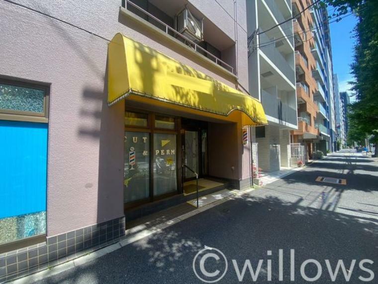 前所有者の方のものですが、黄色い看板のある所が、店舗・事務所の入り口になります。大通りの路面店なので、視認性の高い立地です。