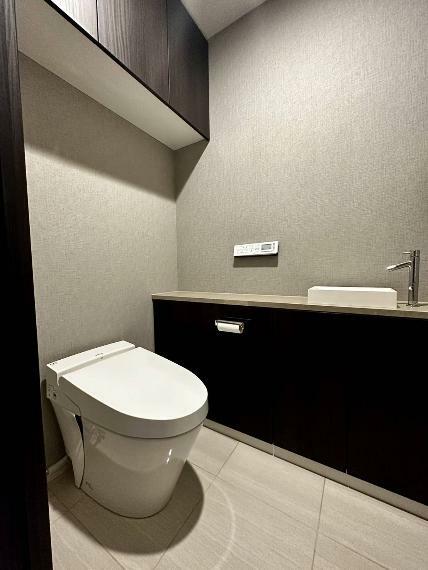 【トイレ】ロータンクトイレはスタイリッシュなだけでなく節水にもつながります うれしい手洗いカウンターつき！