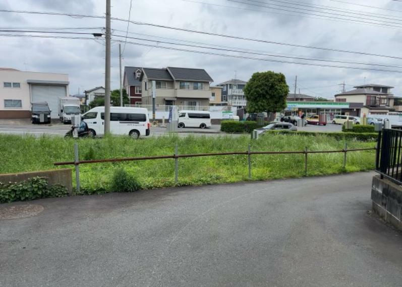 眺望を気にして物件を探す場合、前面に建物が建っていないか現地で確認しましょう！前面に建物があると景色はもちろん、日当たりや風通しにも影響が出てきます。住んだ時のことを想像しながら現地見学をしましょう。