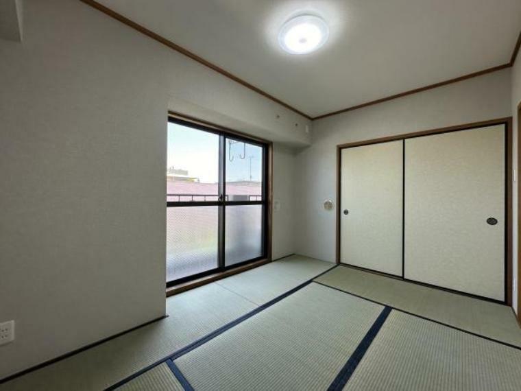 広々とした6帖和室は、モダンな感覚と調和。明るい畳が穏やかな雰囲気を醸し出します。