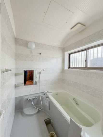お風呂はユニットバスにリフォームされています。1坪サイズなので浴槽も大きく足を延ばして入浴することができます。