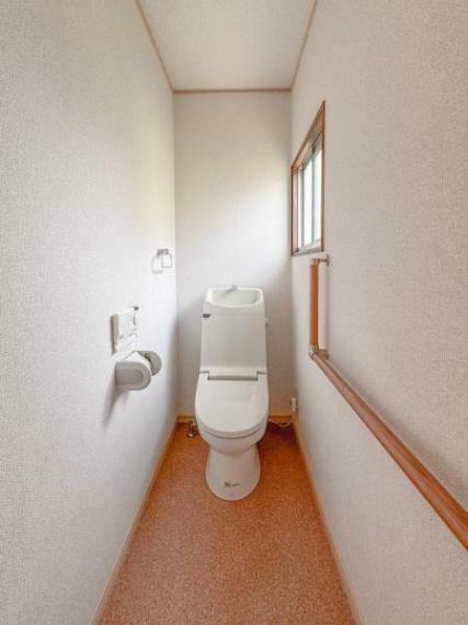 トイレはリフォームされており、床をクッションフロアー、天井や壁はクロス貼りになっています。