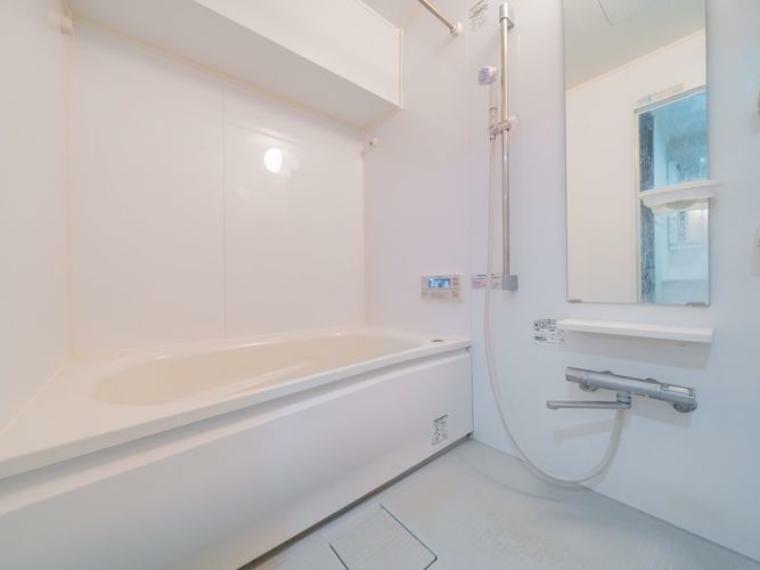 白を基調とした清潔感のある浴室です。