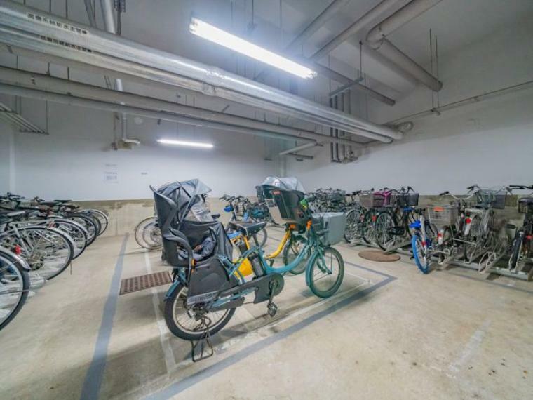 自転車置き場は地下にあるため雨に濡れず維持保管も安心です
