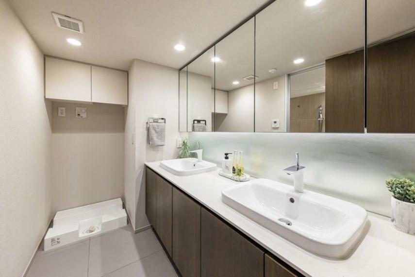 ダブルボウルの洗面台は大きな鏡で身だしなみも整えやすく、朝の慌ただしい時間帯も快適です。心からくつろげるプライベートな洗面空間です。