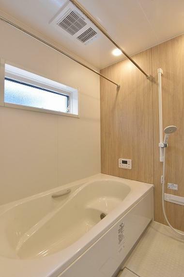 換気乾燥暖房機能付浴室（窓付き）※家具・調度品は販売価格に含まれません。