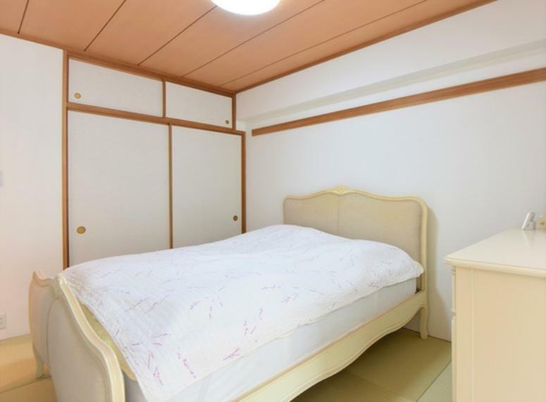 約6帖の和室です。爽やかな畳のお部屋はおもてなしにも喜ばれそうです。便利な押入れもございます。