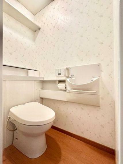 トイレには快適な温水洗浄便座付。衛生面も