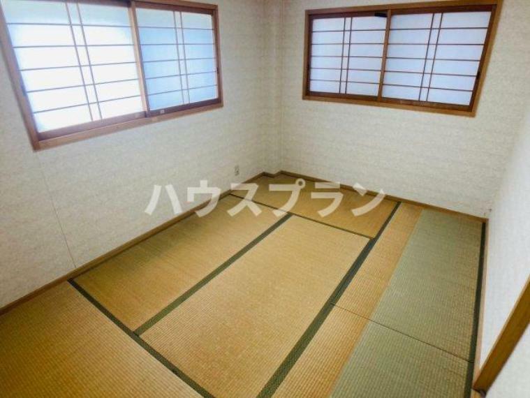 落ち着きのある和室は日本の伝統的な雰囲気を味わいながら、 心地よいくつろぎの空間を提供します。 畳の香りや触り心地、和風のインテリアが和の趣を醸し出し、 リラックスできる場所を演出します。