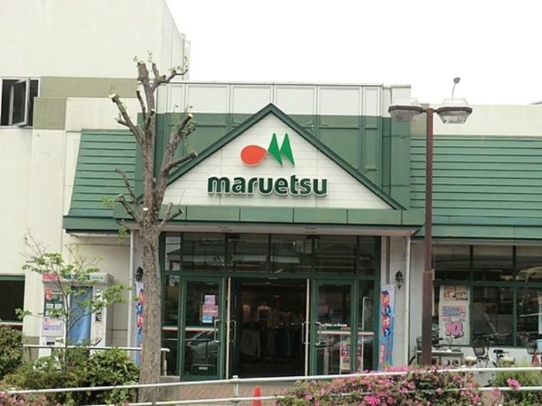 マルエツ名瀬店 営業時間:9時～21時 　1階は100円ショップや洋服屋さんなどがあり、地下はスーパーになっています。