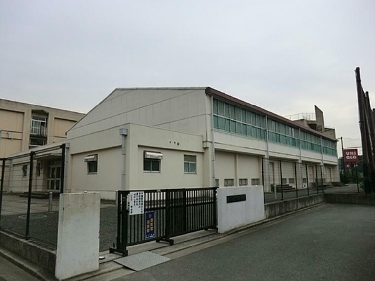 横浜市立下瀬谷中学校 ています。挨拶運動の他に授業巡回も、保護者と職員が一緒になって毎週金曜日に行っています。生徒は、落ち着いた教室環境で授業に臨んでいます。