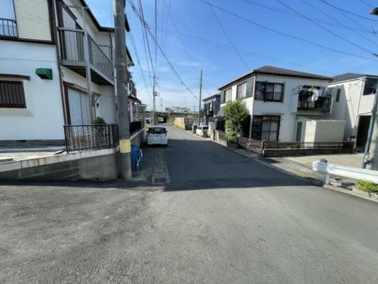 前面道路を含めた現地写真です。