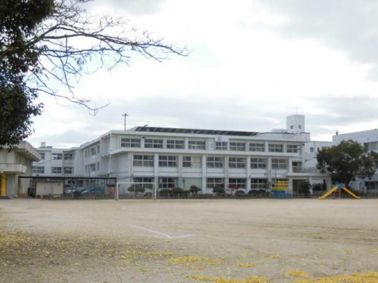 【小学校】当物件から1.4km（徒歩約18分）先に伊田小学校があります。徒歩圏内だと低学年のお子様の通学も安心ですね。