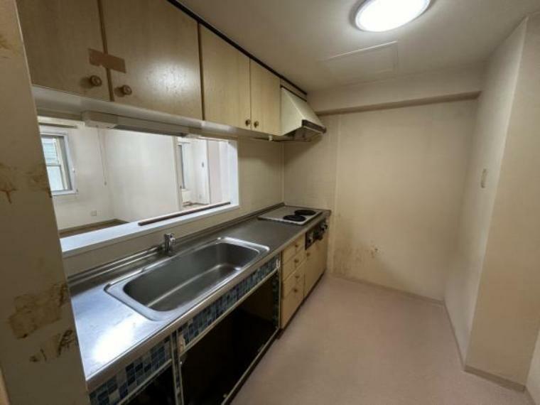 【キッチンスペース】キッチン背面に冷蔵庫、食器棚を置くスペースがあります。対面式キッチンになります。
