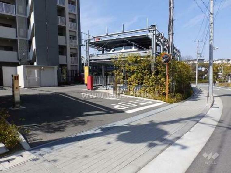 駐車場出入り口敷地内駐車場に空きがあり、月額使用料は2000円～3000円です。車での移動も便利な立地です。