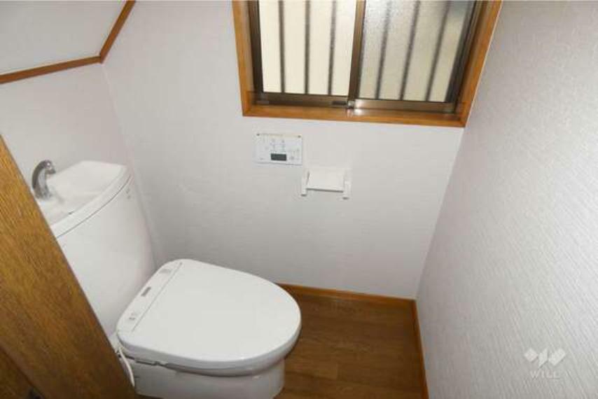 2階トイレウォシュレット付きのシンプルなデザインのトイレです。