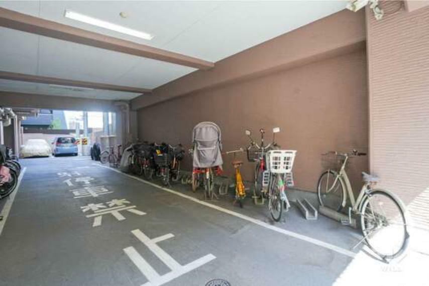 駐輪場。周辺は平坦地のため、自転車での移動もしやすいです。