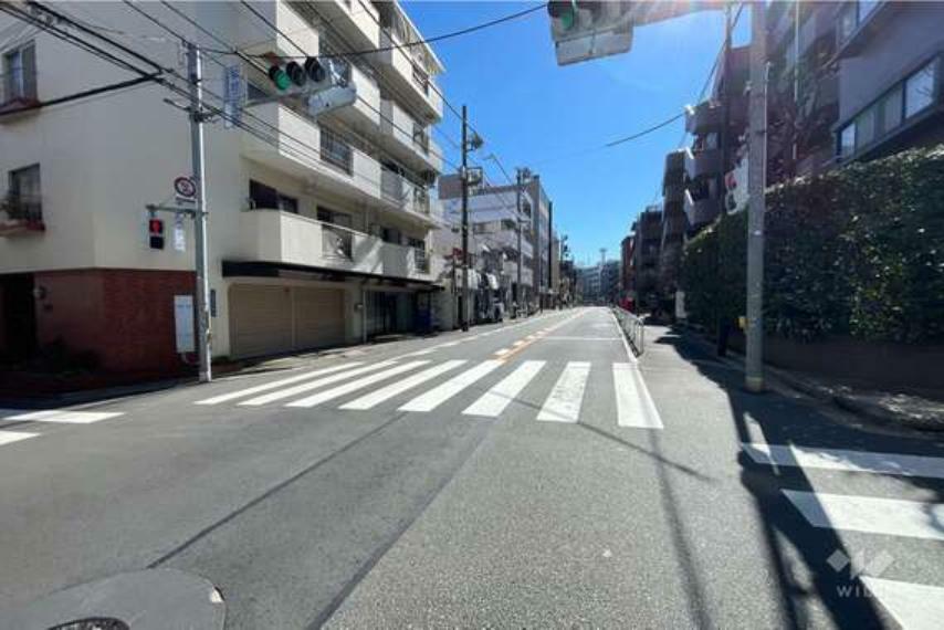 敷地南西側の前面道路（北西側から）