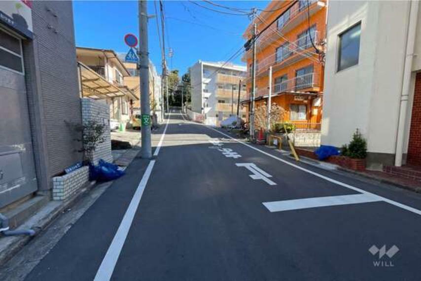 敷地北西側の前面道路（南西側から）