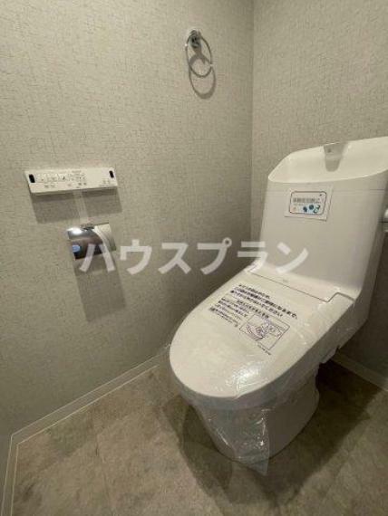 白で統一された清潔感のある空間で、トイレ本体も新しく新調しています。 衛生面や機能性もバッチリな温水洗浄便座付きのため、安心してお使いいただけます。 トイレ前に収納があるのでお手入れもしやすいです。