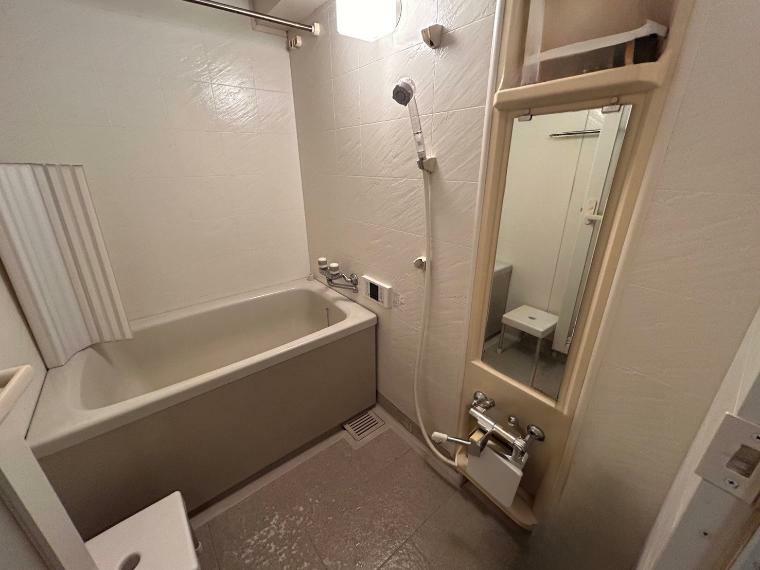 浴室乾燥機付きバス<BR/><BR/>※売主様居住中によりプライバシー保護の為画像の一部を加工しています。調度品・家具・電気製品等は価格に含みません。
