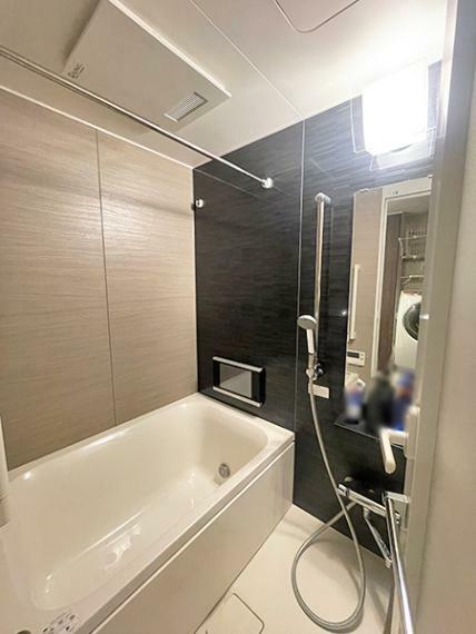 癒しの空間を追求した快適仕様のバスルーム:低床型ユニットバス、オートバス、浴室テレビ、浴室換気乾燥機