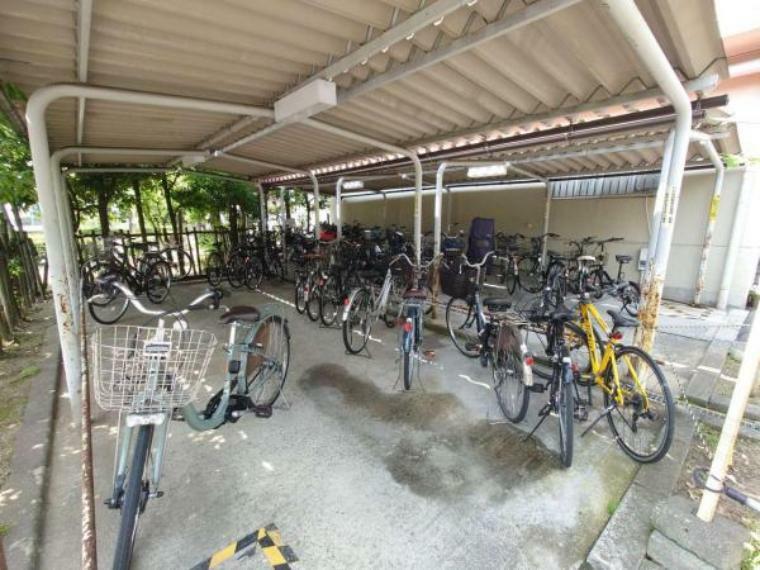 屋根付きの駐輪場で自転車が雨に濡れず安心ですね！