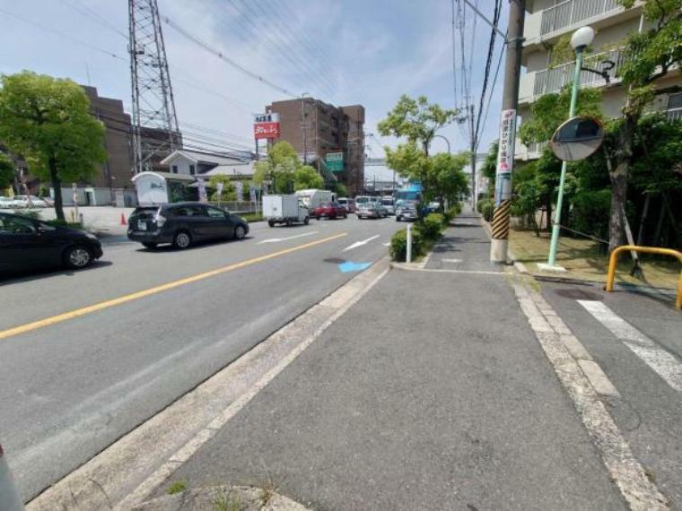 前面道路広くてすっきりとした街並みです！