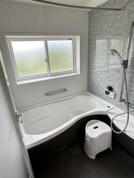 【浴室】浴室は1坪サイズとなっており、足をゆったりと伸ばして入浴頂けます。