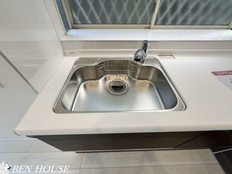キッチン水栓・キッチン水栓は簡単に開閉ができ、水量や温度の微調整もしやすいシングルレバー混合栓です。