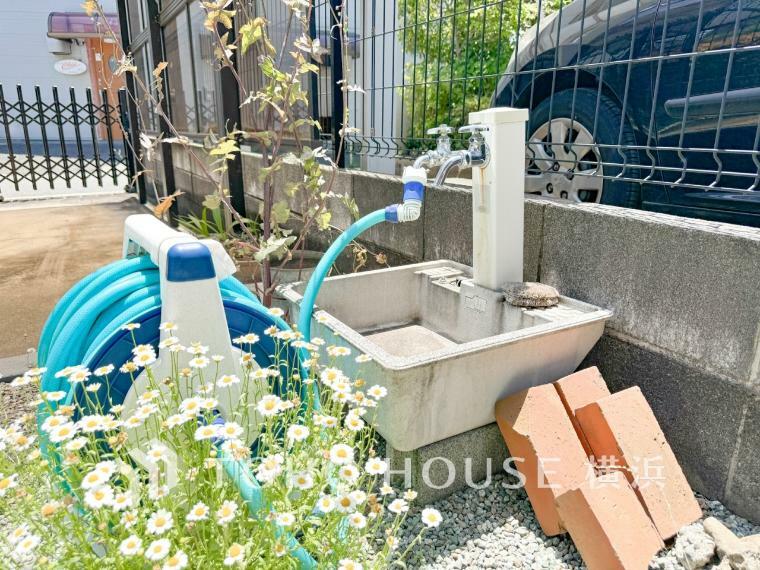 【立水栓】汚れた靴の下洗い、庭の植栽への水やりにも便利な設備です。