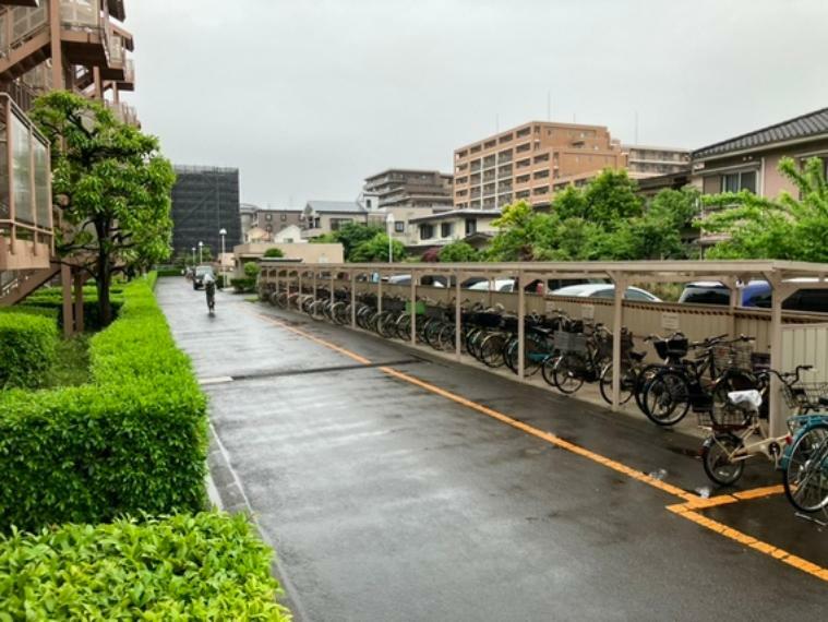 大切な自転車を雨から守る屋根付駐輪場。区画の取り決めは有りません。