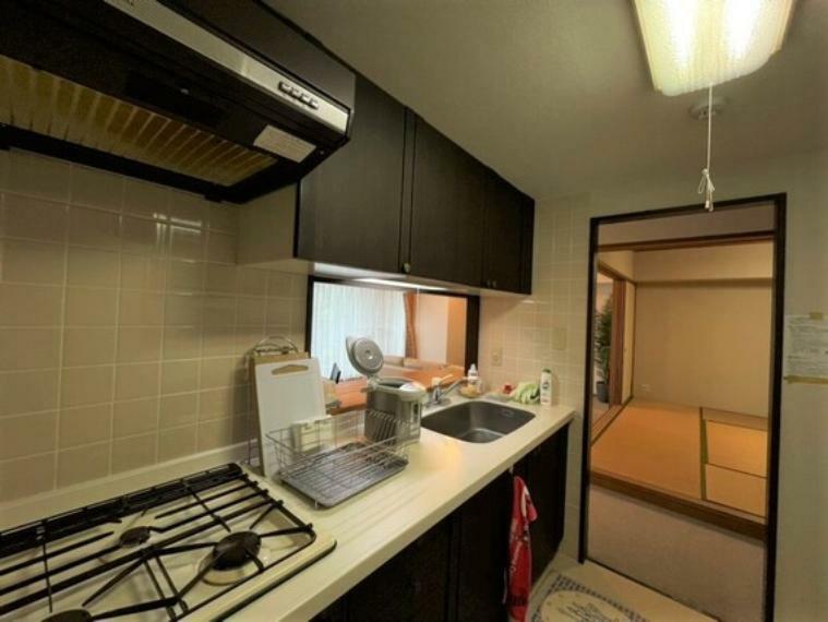 3口コンロのキッチンはシンクも作業スペースも広いのでご家族並んでお料理することも可能です。