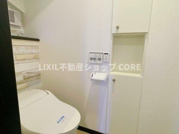 見た目もスッキリとしたデザインのトイレには温水洗浄暖房便座付き。