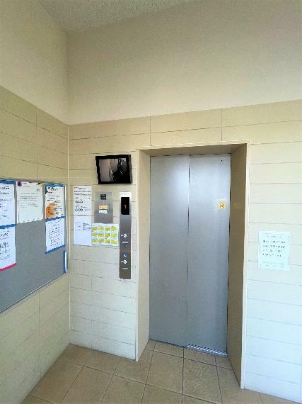 エレベーター内部に防犯カメラを設置。1階のカラーモニターで内部を確認でき、密室の安全性に配慮。