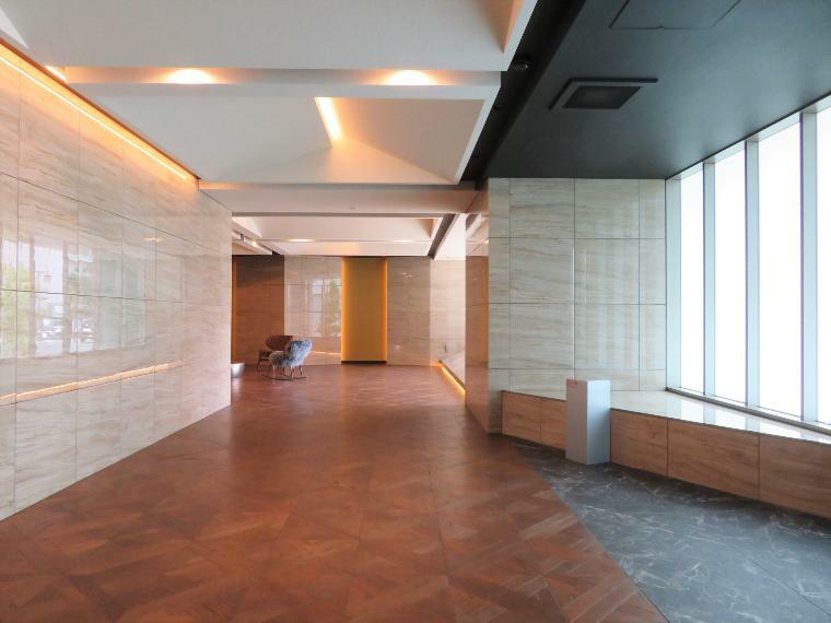 エントランスホール　マーブルの大理石をはじめとした質感豊かな建築素材で創られた空間
