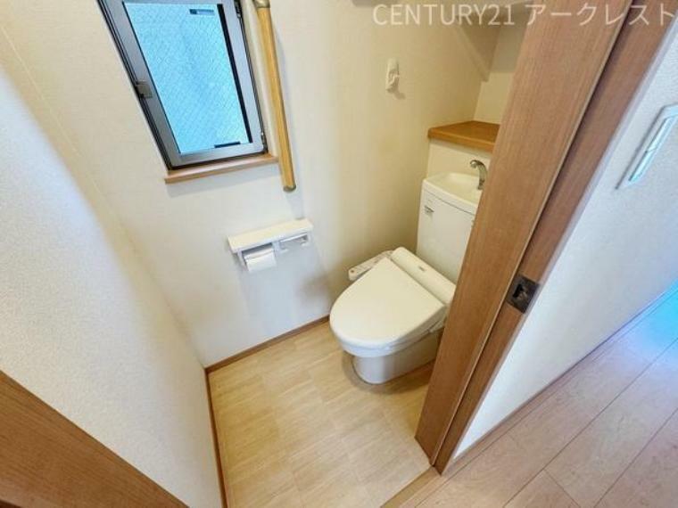 小窓のある1階の温水洗浄便座付トイレ