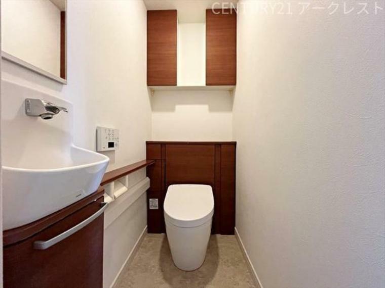 オシャレな内装のスッキリとしたトイレです。お手入れやお掃除が、簡単にできるシンプルなデザインのトイレです。手洗い収納付きは嬉しいですね。