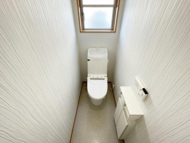 （トイレ）衛生的な温水洗浄便座です！小窓がついているので、日中は電気を付けなくても明るく空間に*
